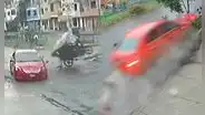 Mototaxista sobrevive a violento choque de auto que iba a excesiva velocidad en Ate: cámaras captan el accidente