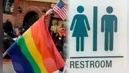 Comunidad LGBTQ+ repudia nueva ley de baños en Ohio que restringe su uso en escuelas: norma entra en vigor este 25 de febrero
