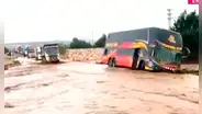Ica: bus interprovincial de Cruz del Sur se queda atrapado en huaico en plena Panamericana Sur