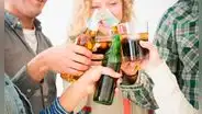 Las bebidas alcohólicas podrían ser una "droga de iniciación" a sustancias más dañinas, según especialistas de EE. UU.