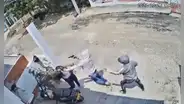 Mujer enfrenta a dos ladrones armados y evita el robo de su moto: ambos se fueron corriendo