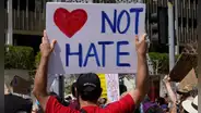 Nuevo informe revela preocupante incremento de crímenes de odio en California: "Tenemos un problema con el racismo en EE. UU."