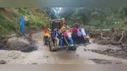 Piura: Docentes usan cargador frontal para llegar a clases tras activación de quebradas
