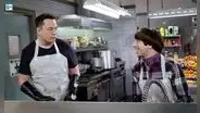 Elon Musk y el día que se puso a lavar platos en Estados Unidos en un capítulo de la serie The Big Bang Theory