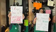 Huelga en Starbucks Chile: trabajadores denuncian que por hora ganan menos de lo que cuesta un café