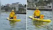 Heladero vende en el mar con una tabla de surf y usuarios bromean: “Siempre cerca de ti”