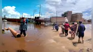 Desbordes dejan sin agua a Puno y en Juliaca crecida de río convierte urbanización en laguna