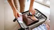 ¿Cuáles son los dispositivos electrónicos no permitidos en el equipaje de mano en los vuelos dentro de EE. UU.?