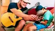 Paul Flores: comparten tierno momento del cantante de Armonía 10 enseñando a su hijo a tocar guitarra