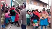 Alcalde es castigado y obligado a vestir falda por no apoyar a familiares de fallecidos por huaicos en Apurímac