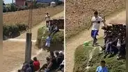 Cancha de fútbol sorprende a usuarios por insólito detalle: "Que no lo vea la FIFA"