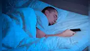 ¿Por qué es peligroso que te quedes dormido con el teléfono en la mano? Esto podría suceder