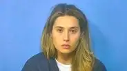 Arrestan a profesora de educación especial tras ser acusada de abusar sexualmente de un estudiante en Chicago