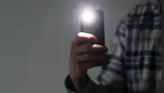 ¿Cómo encender la linterna de tu teléfono en segundos? Solo tendrás que agitar tu celular