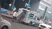 ¡Increíble! Utilizan una ambulancia para transportar una refrigeradora y usuarios en redes reaccionan: “Se le subió la temperatura”