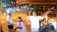 Chofer aprovecha el semáforo en rojo, se baja de su bus y se pone a bailar con artista callejera: “Es su pausa activa”