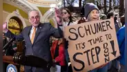 Caos en Nueva York: Chuck Schumer revela que no renunciará como líder demócrata en Senado pese a protestas en su contra