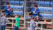 Captan a repartidor de Pepsi bebiendo una Coca Cola y usuarios reaccionan: “Ni Judas se atrevió a tanto”