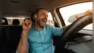 Licencia de conducir en Florida: ¿es ilegal usar auriculares mientras se conduce por el estado?