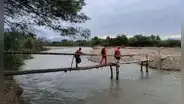 Lambayeque: niños usan puente artesanal construido por sus padres para ir al colegio