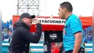 Édgar Ospina, DT de Ayacucho, perdió los papeles tras gol anulado y se enfrenta a árbitro Diego Haro antes de revisar el VAR