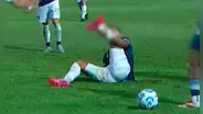 La estremecedora lesión de Victorio Ramis en el Independiente Rivadavia vs Racing: tuvo que retirarse en ambulancia