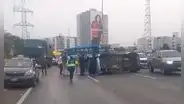 Miniván que transportaba frutas se despista en la Panamericana Sur y tres personas resultan heridas en Surco