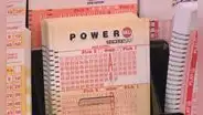 Un jugador de California gana el premio mayor de Powerball de US$526.5 millones con estos números