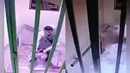 Hombre es captado prendiendo fuego en exteriores de un hotel en Puente Piedra: administrador denuncia que policía no quiso ayudarlo