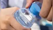 ¿Por qué los latinos en Europa 'sufren' con las botellas de plástico? Esta es la insólita razón