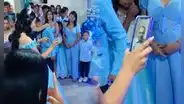 Inmigrante venezolano en Estados Unidos no pudo ir al quinceañero de su hija y decide bailar el vals por videollamada