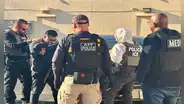 Arrestan a inmigrante ecuatoriano por presuntos tatuajes vinculados al Tren de Aragua cuando iba a cita migratoria en Nueva York