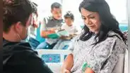 Malas noticias para inmigrantes en EEUU: gobernador de este estado firmó nueva ley que prohíbe a extranjeros el acceso a servicios públicos