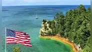 ¿Sabías que EEUU alberga el lago de agua dulce más grande y profundo del mundo? Más de 80 especies de peces lo habitan