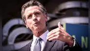 Tres leyes firmadas por Gavin Newsom que son poco conocidas y que todo conductor debería tener en cuenta para evitar multas