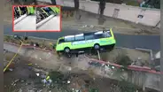 La trágica tarde en la que bus turístico cayó desde más de 10 metros de altura desde el Cerro San Cristóbal, dejando 10 muertos y más de 50 heridos