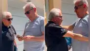 Raúl Romero conmueve al sorprender a un abuelito de 80 años que se dedica a vender libros: "Hoy se cumplió un sueño"