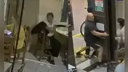 Mujeres roban cartera a extranjera en restaurante de Miraflores, pero son detenidas al intentar huir