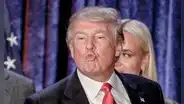 Trump se burla de países que lo llaman para negociar aranceles: "Están besándome el culo"