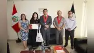 Entregan diploma de reconocimiento a la ganadora del Concurso Ensayo Jurídico de Secigristas 2025