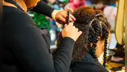 Nuevo proyecto de ley eliminaría el requisito de una licencia para los trenzadores de cabello en este estado de EEUU