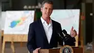 Trabajadores en California sin una licencia de conducir serían beneficiados: la ley avalada por Gavin Newsom