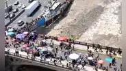 Manifestantes rompen cordón policial y marchan directamente hacia el Congreso