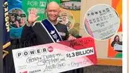 Tras ganar US$1.300 millones en Powerball, ahora destina su fortuna a un proyecto para inmigrantes: “Ya no me preocupa el dinero”
