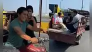 Paro de transportistas: diversas personas se desplazan en motocarga por falta de buses en la av. Acho