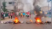 Iquitos: padres de familia bloquean avenida por inundación y colapso de desagües en colegio
