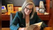 Arizona: Katie Hobbs firma ley que beneficiaría a la salud de estudiantes y limitaría venta de estos productos