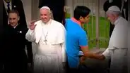 El día que el papa Francisco rompió el protocolo para entregarle un regalo especial a una niña con discapacidad en Perú: la historia de Diana Valentina