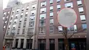 Vecinos de un barrio en Nueva York buscan a la persona que rocía líquidos y lanza huevos desde el segundo piso de un edificio