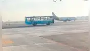 Captan bus de ‘El Chino’ en pista de aeropuerto en Perú y usuarios bromean: “Ahora compite con el avión”
